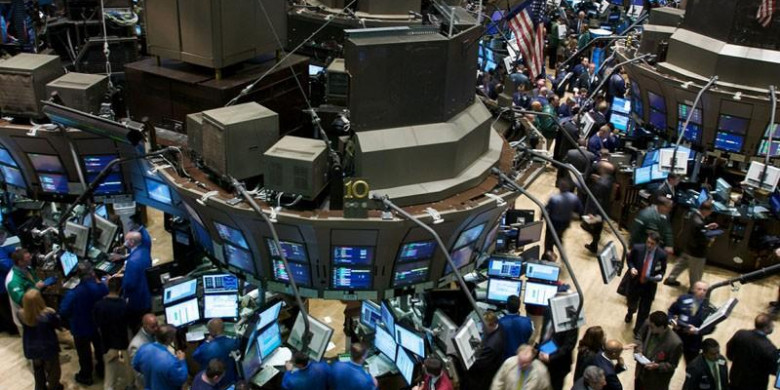 Люди в городском аэропорту внутри, смотрят на монитор с изображением лица.