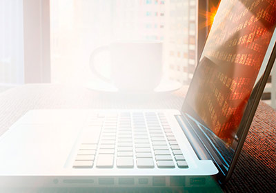 Компьютер с крупным монитором и чашкой на столе – электроника и компьютерное оборудование.