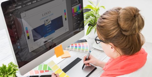 Человек работает на компьютере: монитор, планшет, компьютерная аппаратура, перо.