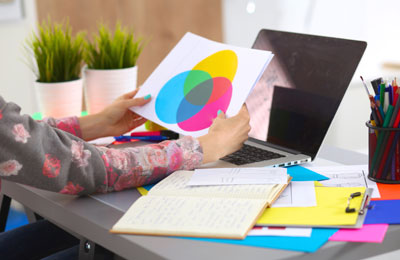 Клавиатура компьютера с документом на экране монитора, электроника, аппаратура.