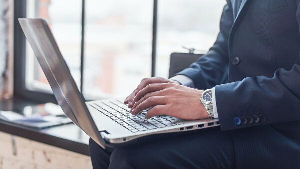 Мужчина-взрослый работает за ноутбуком, электроника, компьютер, ПК, мужчина.