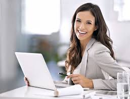 Исполнитель сидит в уютном кресле, профессионально одетый, олицетворение руководства.