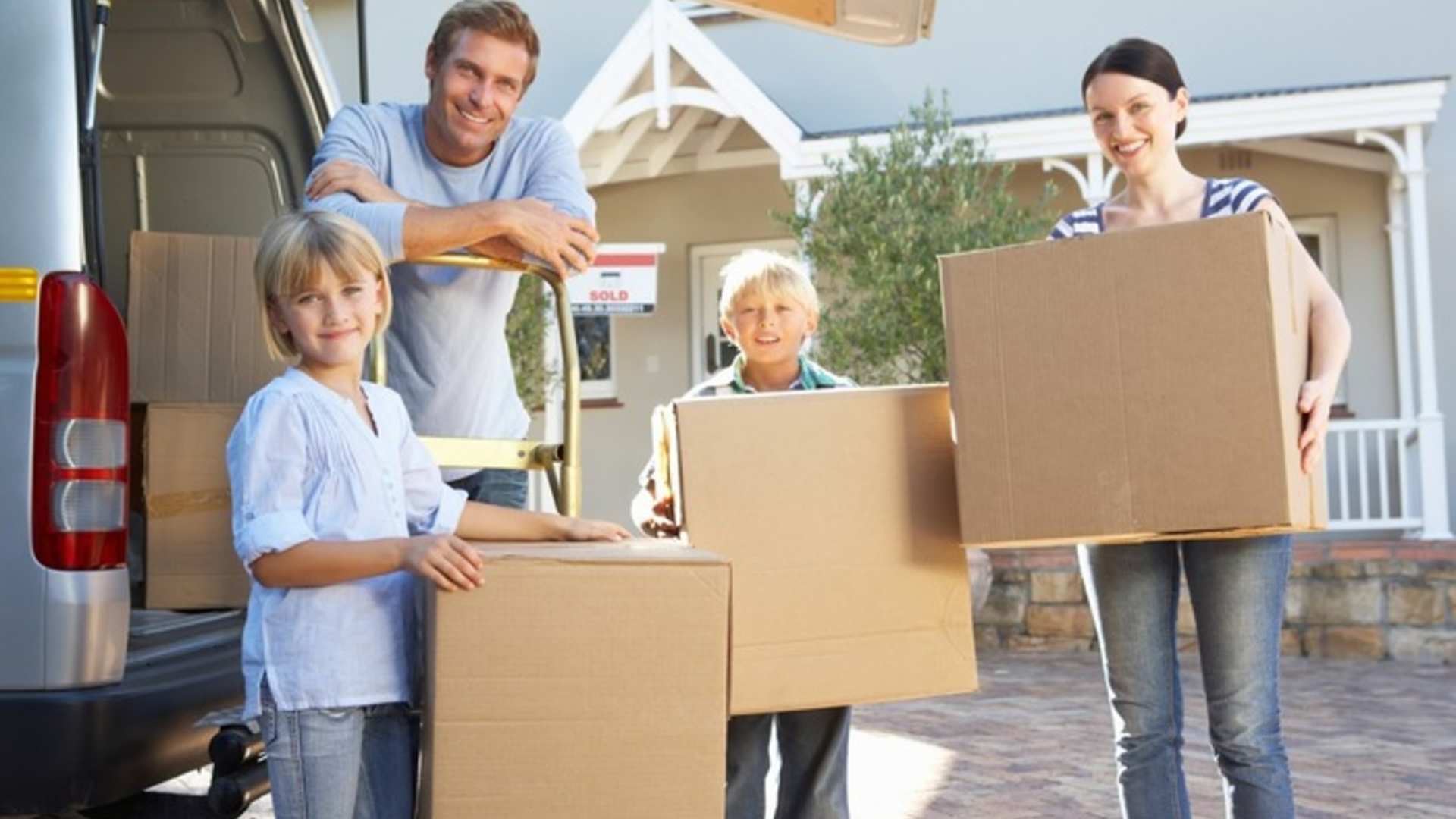 Картонная коробка с посылкой, доставка, мужчина в брюках.