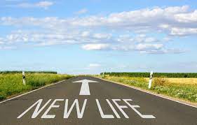 Автомобильная дорога через природу с ясным небом и горизонтом. Развалины фривея.