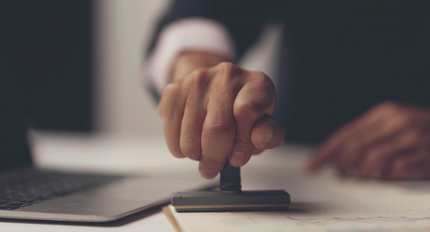 Рука младенца пишет, перо в пальце, рука ребенка, человек.