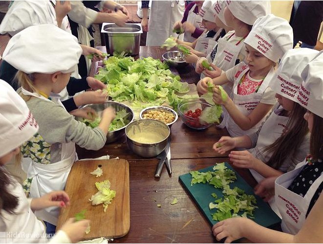 Женщина-повар в шляпе с детским куклом, взрослая женщина в одежде chef.