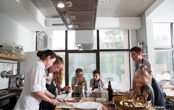 Ресторан внутри с видом на кафетерий, человек за обеденным столом, блюдо в руках.