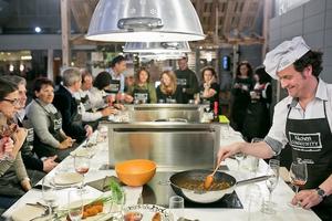 Взрослый повар в шляпе готовит блюда, женщина в кухне.