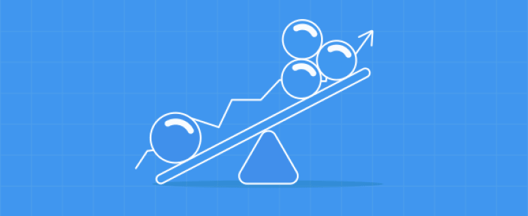 Качели с деревянным сиденьем - игрушка seesaw для детей в парке.