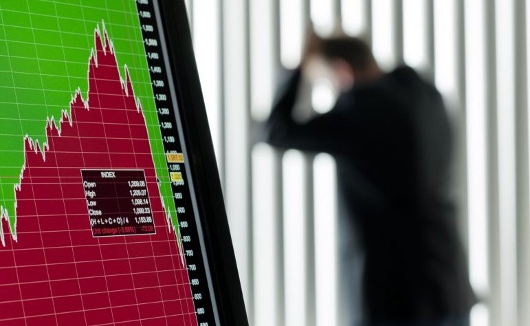 Взрослый мужчина рядом с доской, демонстрирующий график - ключевые слова "взрослый", "мужчина", "