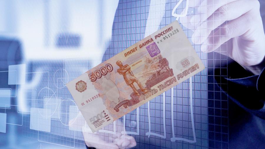 Человек держит в руках бумажный бизнес-заготовку для Text на фоне Paper.