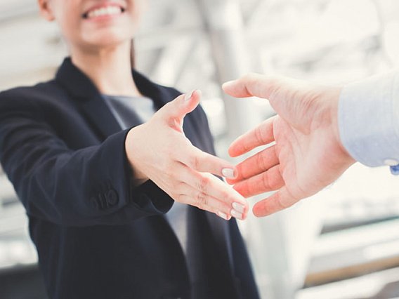 Человек держит ключи в руке - изображение части тела, руки, персоны.