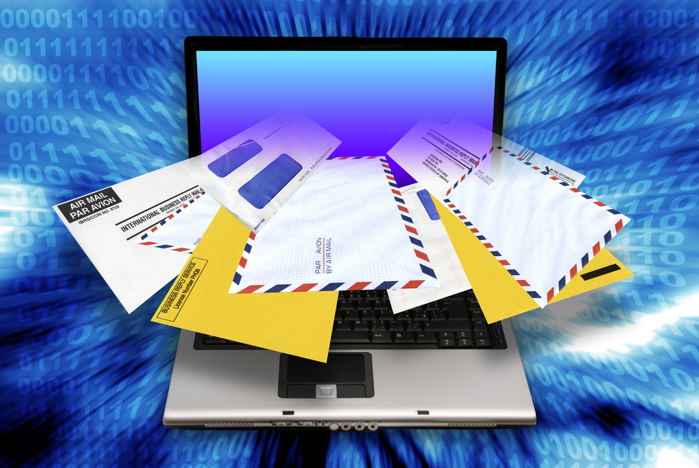 Компьютер с открытой почтовой программой, отображается конверт с воздушной почтой и ноутбук.