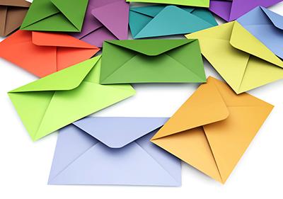 Коричневый конверт перед большим почтовым ящиком — изображение письмо, почта.