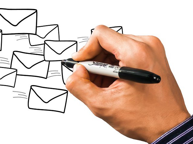 Маркер синего цвета для письма на белом фоне.