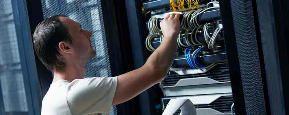 Мужчина-взрослый с сервером, компьютерной аппаратурой и проводкой - электроника и аппаратура.