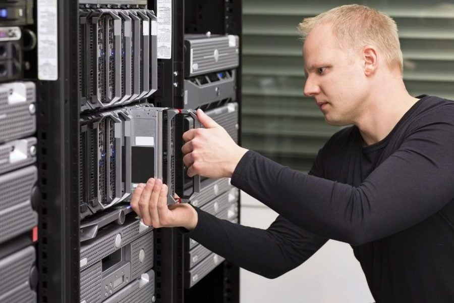 Электроника и компьютерное оборудование на сервере с человеком. Размещение и обслуживание компьютерного оборудования.