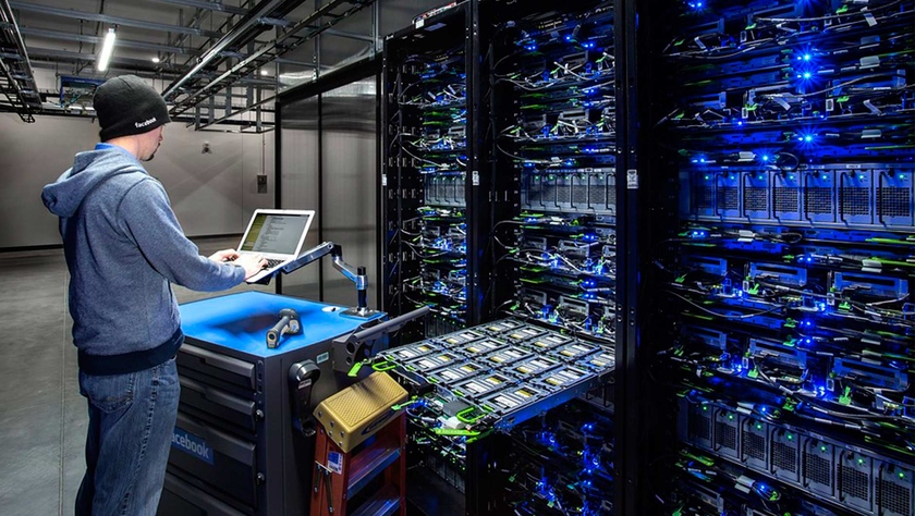 Мужчина сидит за компьютером: сервер, ноутбук, электроника, аппаратное обеспечение.