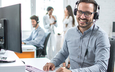 Электроника: компьютерный стол с клавиатурой и ПК, мебель для компьютера.