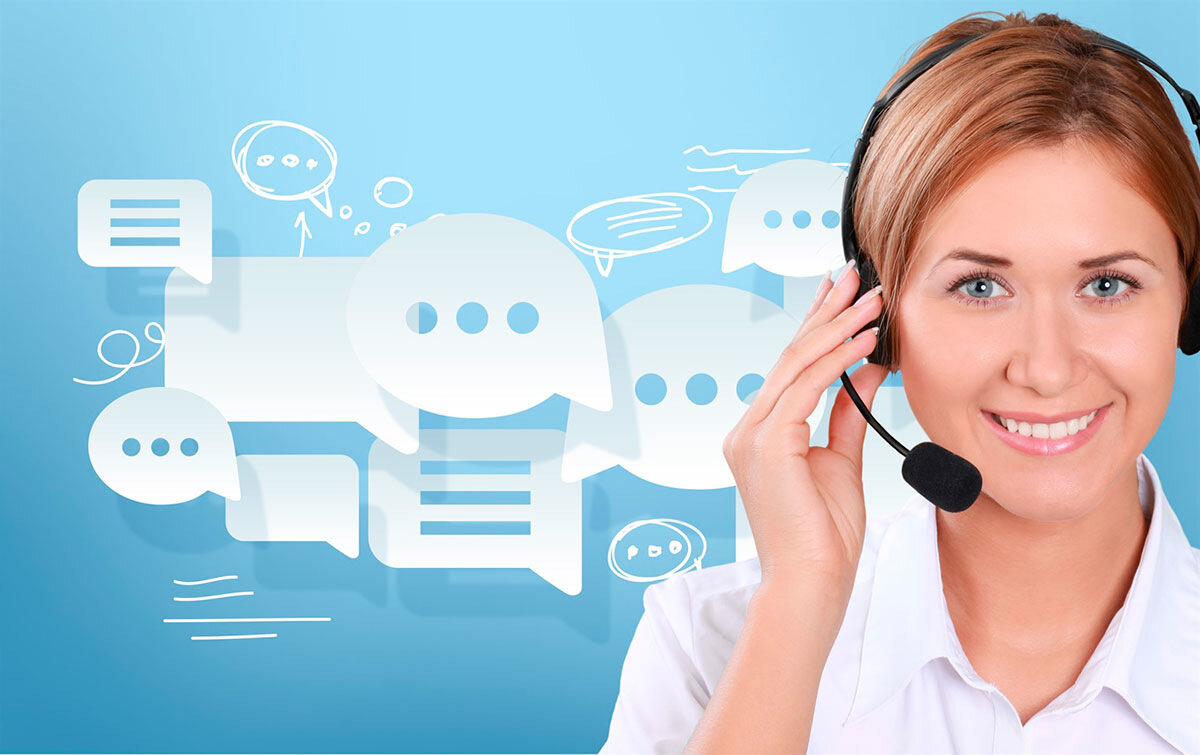 Взрослая женщина смотрит в камеру, фото лица с гаджетом.