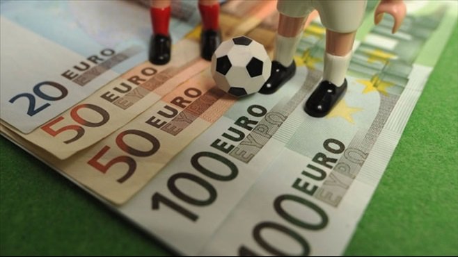 Футбольный мяч на спортивной обуви с номером - изображение с текстом и символом.