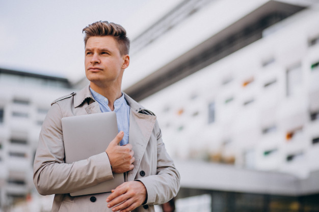 Мужчина в полицейской форме, взрослый, одет в пальто, образцово к форме.