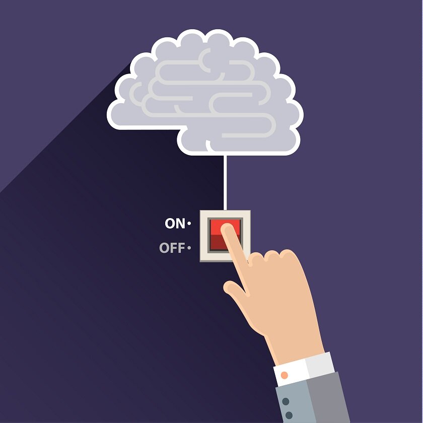 Человек с рукой, свет, текст и сеть.