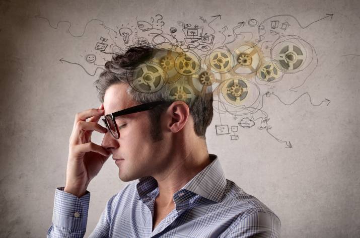 Человек с портретом: фотография головы с выразительным лицом.