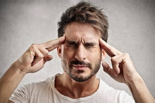 Головная боль у человека: агония на лице.