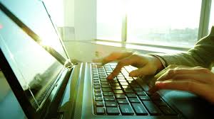 Персональный компьютер с человеком, ноутбук и электроника, клавиатура и железо.