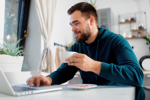 Человек с чашкой, принимающий. Голова в кадре.