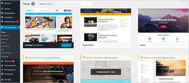 Фото человека, смотрящего на файл на веб-странице.