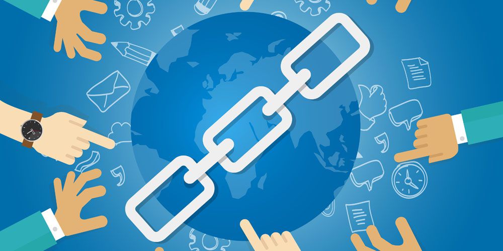 Человек в красной кофте улыбается в камеру.