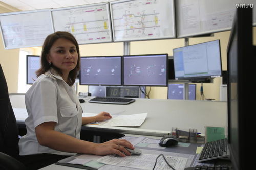 Человек на рабочем месте с компьютерной клавиатурой, монитором и мышью.