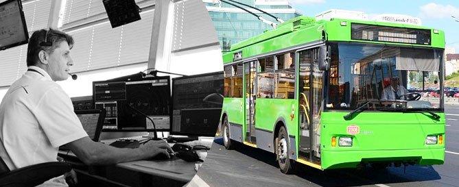 Автобус с дымовой трубой, мужчина на заднем плане. Транспорт, взрослый мужчина.