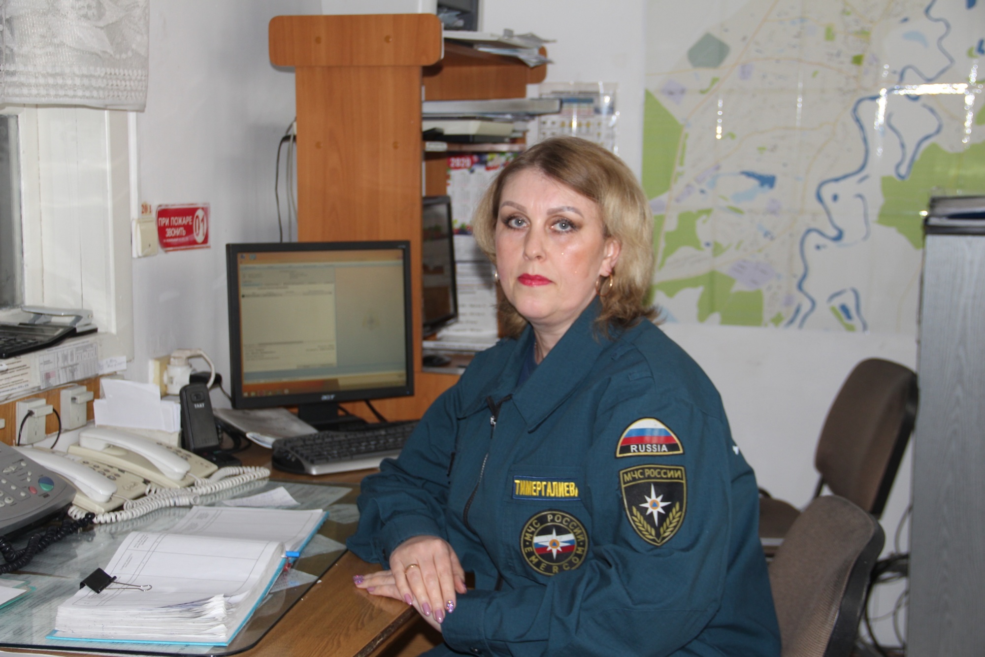 Женщина-взрослая на экране монитора за столом работает на компьютере.