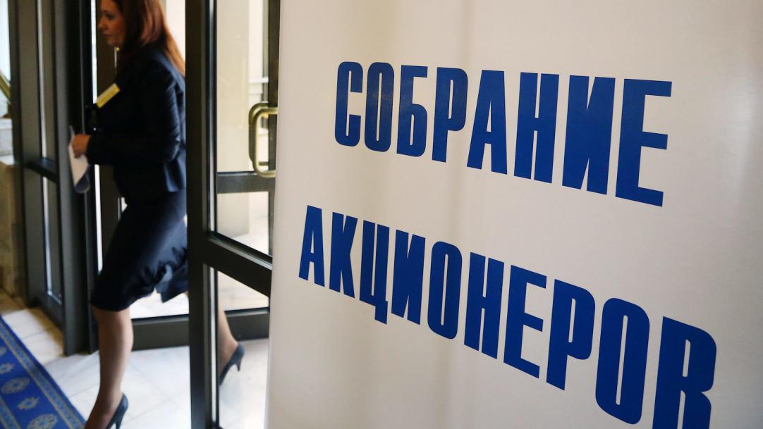 Дверь, взрослая женщина в пальто и туфлях на высоком каблуке, лицо.