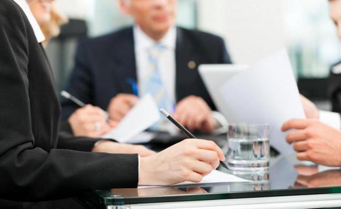 Люди в формальной одежде, мужчина в костюме, образ в помещении.