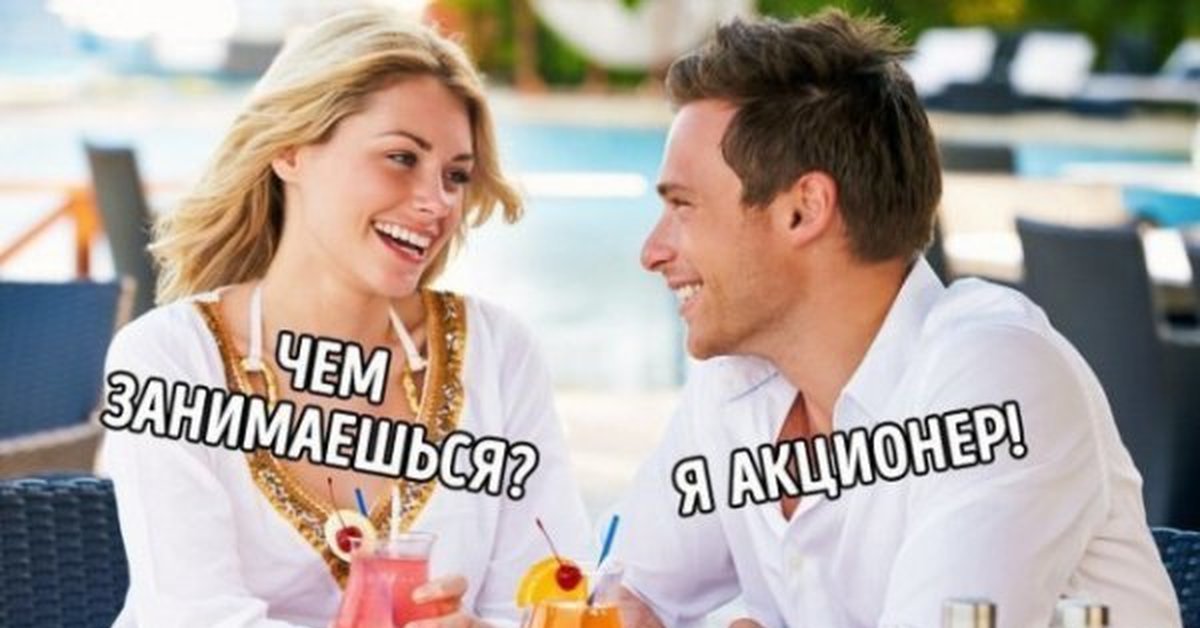 Задорная женщина в романтической обстановке, счастлива, с аксессуарами.