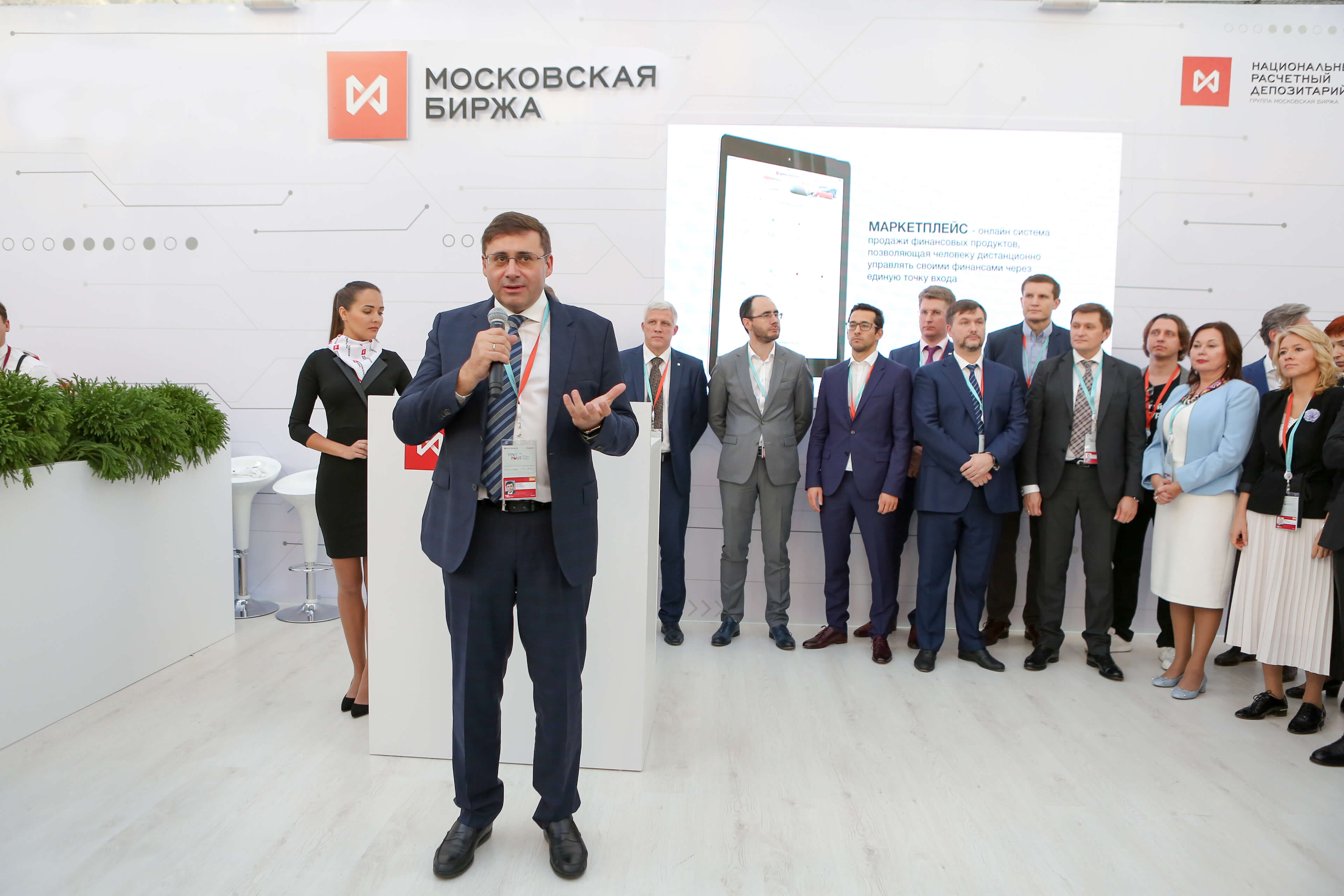 Групповое фото взрослых мужчин в костюмах и один в юбке с галстуком.