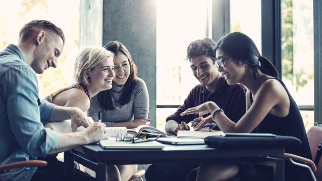 Женщина взрослого возраста ведет разговор, фокус на лице и голове.