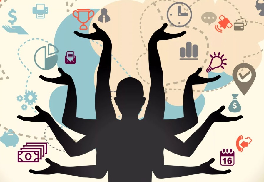 Человек современного искусства на фоне графики.