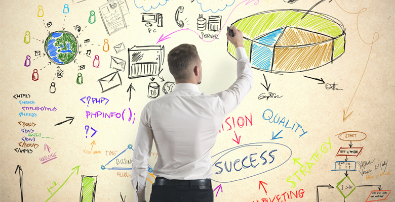 Белая доска с текстом, взрослый мужчина пишет текст.