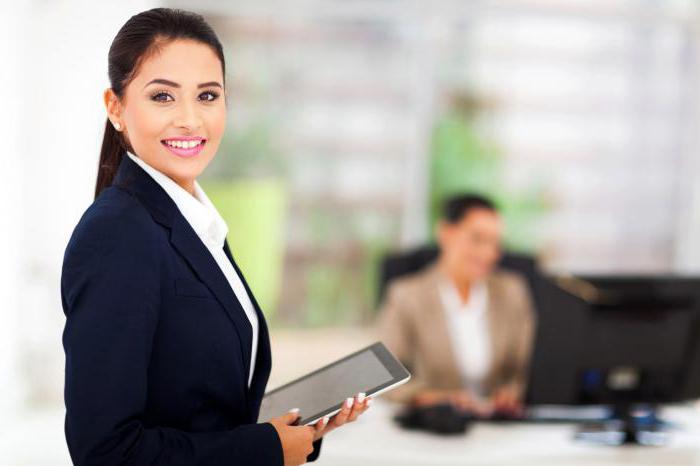 Исполнитель на работе за компьютером, женщина в пальто, взрослая.