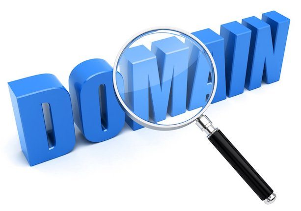 Лупа увеличения с изображением натурального ландшафта на фоне солнца