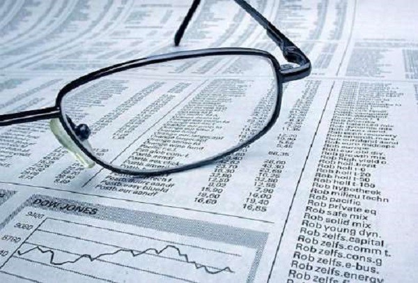 Аксессуары и очки на фоне газеты, текст в фокусе.