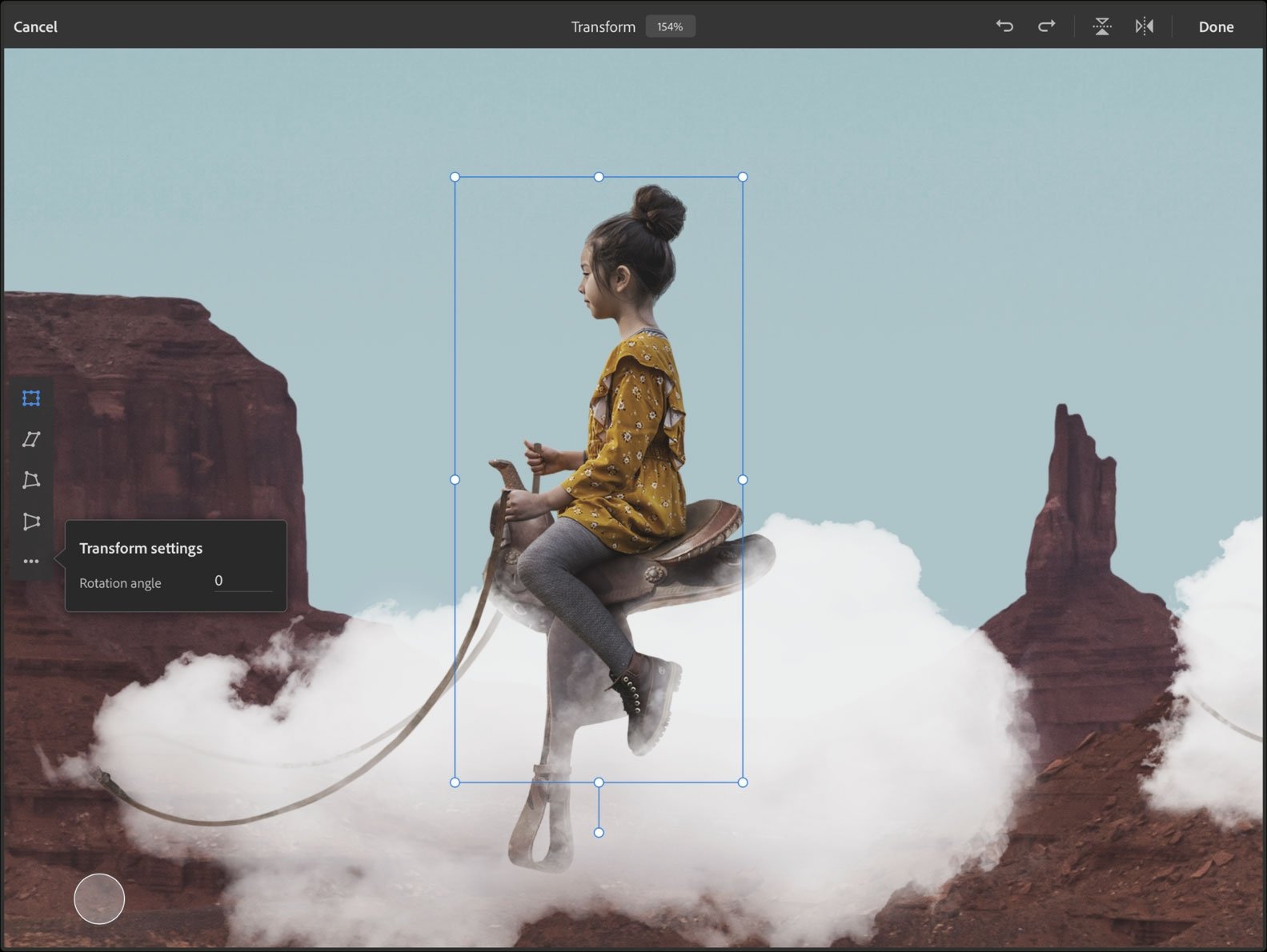 Девочка с веревкой на заднем плане гор, на природе.
