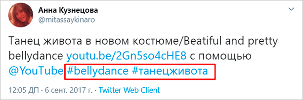 Ночное натуральное фото человека, читающего астрономическую страницу на фоне луны.