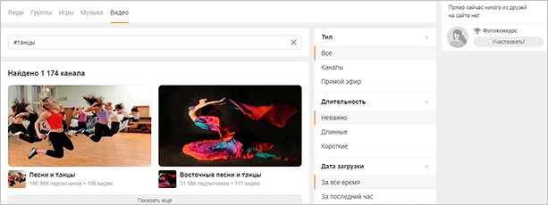 Танцующий человек в позе, занимающийся досугом, выступая на сцене.