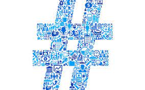 Перекрестие символа QR-кода на наружной доске искусства, выполненной в стиле черного цвета.